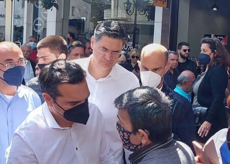 Τσίπρας: “Ο Μητσοτάκης προστάτης των γαλάζιων golden boys που έχουν κάνει τη ΔΕΗ κουμπαρά”
