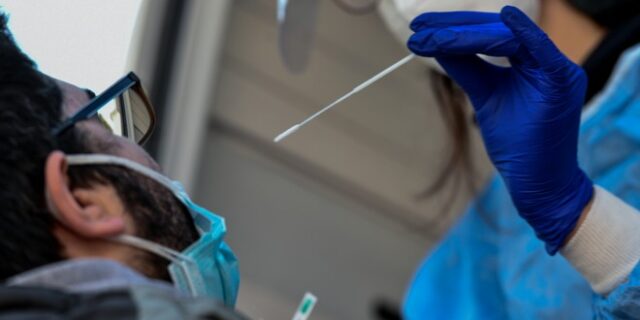 Κορονοϊός: Σαρώνει η επιδημία – Αύξηση 36% των θανάτων σε μια εβδομάδα