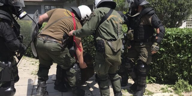 ΑΠΘ: Άγρια επίθεση αστυνομικών κατά διαδηλωτή – “Σταμάτα να με βαράς, πονάω”