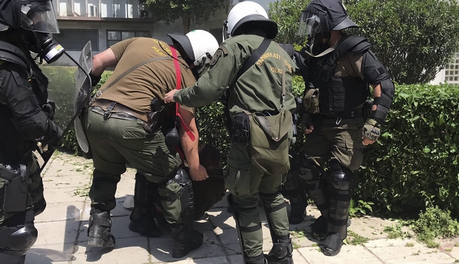 ΑΠΘ: Άγρια επίθεση αστυνομικών κατά διαδηλωτή – “Σταμάτα να με βαράς, πονάω”