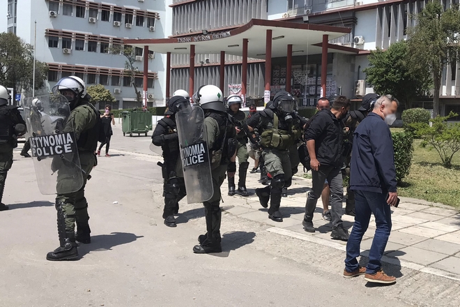 Θεσσαλονίκη: Φοιτητές ζητούν την αποχώρηση της αστυνομίας από το ΑΠΘ – Επεισόδια έξω από τη ΣΘΕ