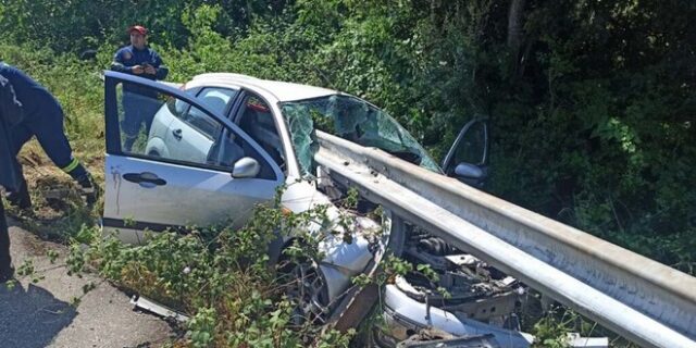Σοκαριστικό τροχαίο στην Αμφιλοχία: Μπάρες “διαπέρασαν” ΙΧ – Πληροφορίες για έναν νεκρό
