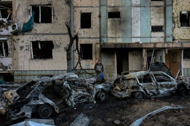 Ουκρανία: Σφοδροί βομβαρδισμοί στο Αζοφστάλ – Φρίκη με οκτώ ομαδικούς τάφους στο Κίεβο