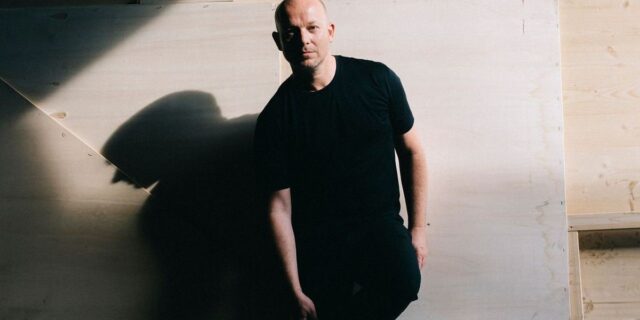 Ο Ούλριχ Ράσε στην Επίδαυρο: Γιατί οι παραστάσεις του θυμίζουν λαϊκό προσκύνημα σε techno club