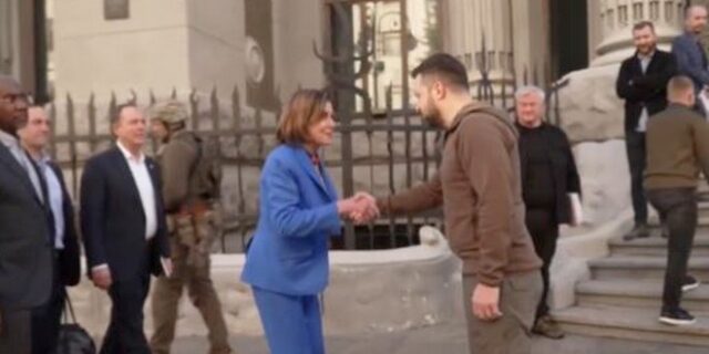 Ουκρανία: Στο Κίεβο η Νάνσι Πελόσι – Συναντήθηκε με Ζελένσκι