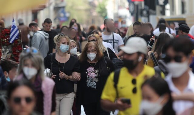 Κορονοϊός: Η πτώση νοσηλειών και διασωληνώσεων οδηγεί στο πέταγμα της μάσκας