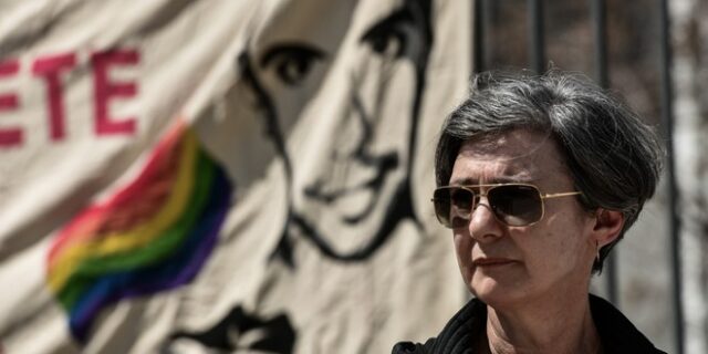 Ζακ Κωστόπουλος: “Τον σκέφτομαι ψηλά στον ουρανό να σκορπάει τόνους γκλίτερ” λέει η μητέρα του