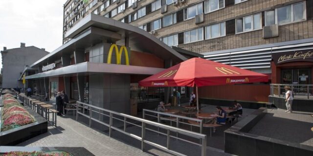 Vkusno & tochka: Αυτή είναι η νέα ονομασία των McDonald’s στη Ρωσία