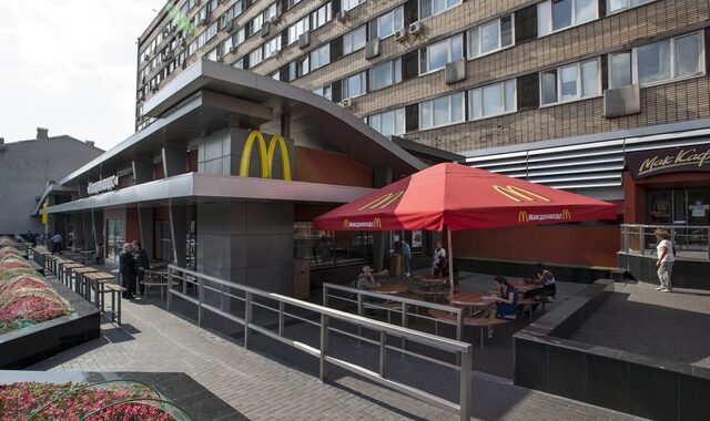 Vkusno & tochka: Αυτή είναι η νέα ονομασία των McDonald’s στη Ρωσία