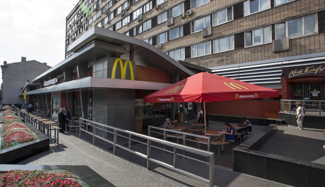 Vkusno & tochka: Αυτή είναι η νέα ονομασία των McDonald’s στη Ρωσία