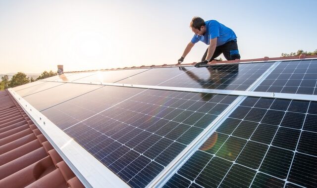 Υποχρεωτική η εγκατάσταση φωτοβολταϊκών στις στέγες – Τι μπορεί και τι συμφέρει να κάνει ο καταναλωτής