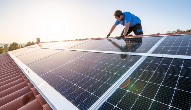 Υποχρεωτική η εγκατάσταση φωτοβολταϊκών στις στέγες – Τι μπορεί και τι συμφέρει να κάνει ο καταναλωτής