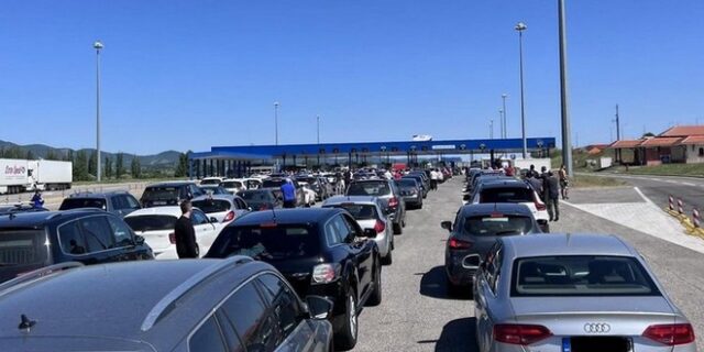 Final Four 2022 – Ολυμπιακός: Ουρές χιλιομέτρων από φιλάθλους των “ερυθρόλευκων” στα σύνορα της Σερβίας