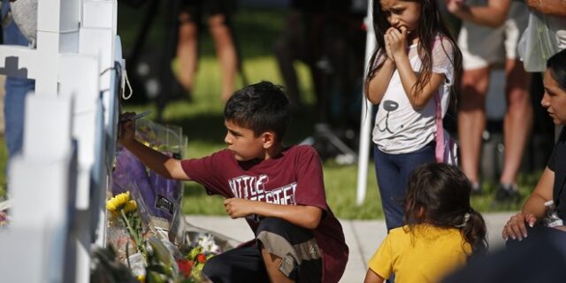 Μακελειό στο Τέξας: 8χρονος περιγράφει πώς κατάφερε να γλιτώσει – “Κλείσαμε τα φώτα και κρυφτήκαμε πίσω από τα θρανία”