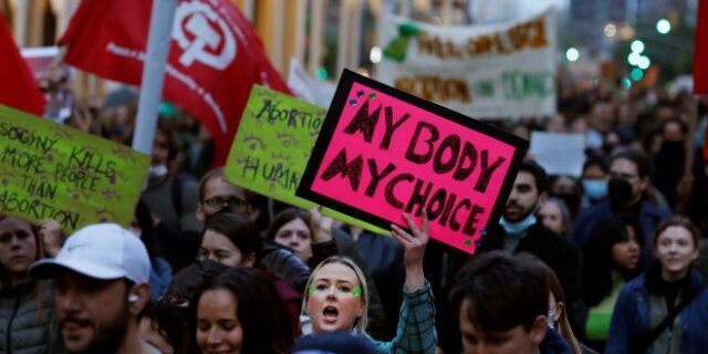Ευρωκοινοβούλιο: Να διαφυλαχθεί το δικαίωμα σε ασφαλή και νόμιμη άμβλωση – “Κατηγορώ” προς τις ΗΠΑ
