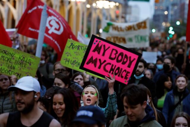ΗΠΑ: “Σταματήστε τον πόλεμο κατά των γυναικών” – Στους δρόμους χιλιάδες πολίτες για το δικαίωμα στην άμβλωση