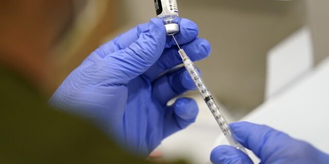 Pfizer/BioNTech: Ξεκίνησαν δοκιμές για εμβόλιο κατά της υποπαραλλαγής BA.2 Όμικρον