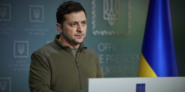 Ζελένσκι: Για 105 χιλιάδες ευρώ πωλήθηκε σε δημοπρασία η χακί ζακέτα του