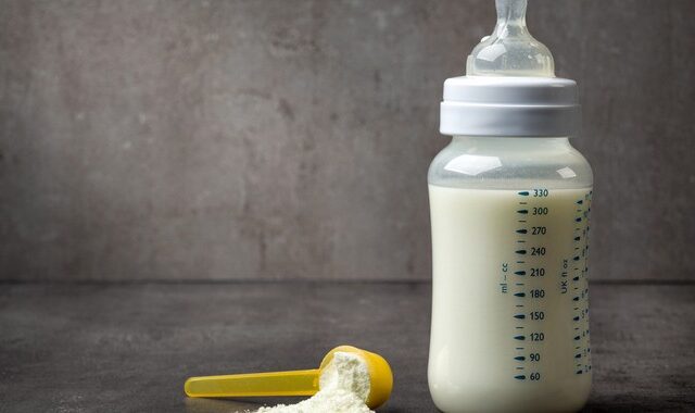 Η έλλειψη βρεφικού γάλακτος μετατρέπεται σε πολιτική κρίση στις ΗΠΑ