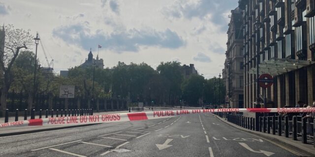 Βρετανία:  Συναγερμός για “ύποπτο όχημα” κοντά στο γραφείο του Μπόρις Τζόνσον – Ελεγχόμενες εκρήξεις από την αστυνομία