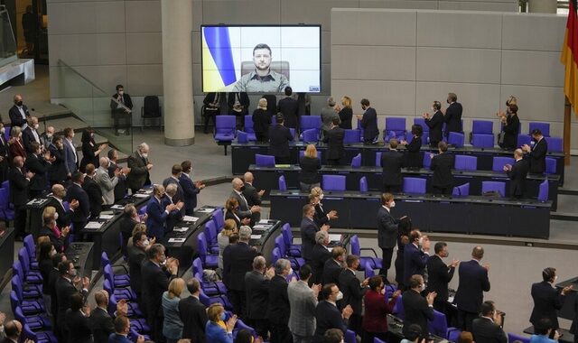 Ουκρανία: Τηλεφωνική επικοινωνία Σταϊνμάιερ – Ζελένσκι για την  ακυρωθείσα επίσκεψη