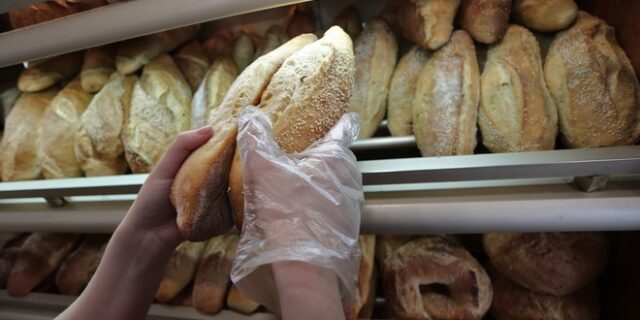 Ακρίβεια: Εξετάζεται μείωση του ΦΠΑ σε βασικά είδη, όπως το ψωμί
