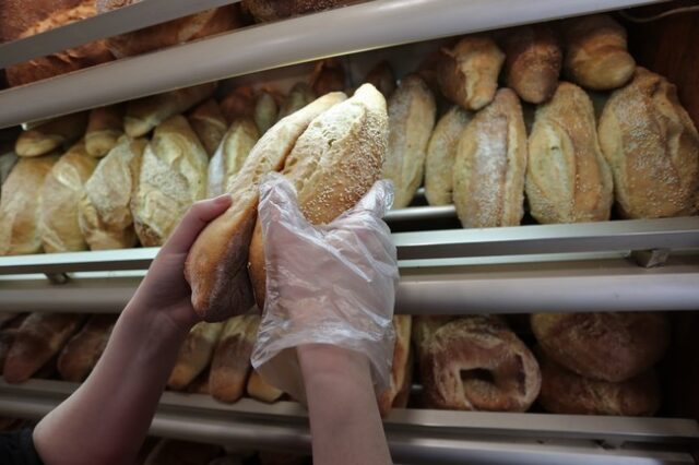 Ακρίβεια: Εξετάζεται μείωση του ΦΠΑ σε βασικά είδη, όπως το ψωμί