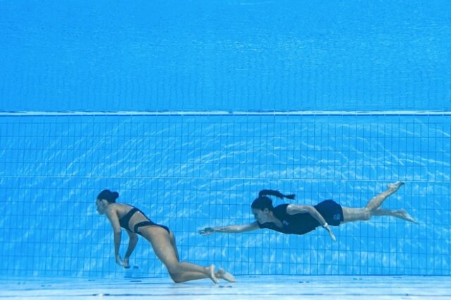 Παγκόσμιο υγρού στίβου: Αθλήτρια λιποθύμησε μέσα στο νερό – Συγκλονιστικές εικόνες από τη διάσωσή της