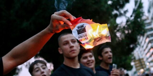 10ο Thessaloniki Pride: Ανήλικοι άρπαξαν σημαία και την έκαψαν – Προσήχθη 14χρονος