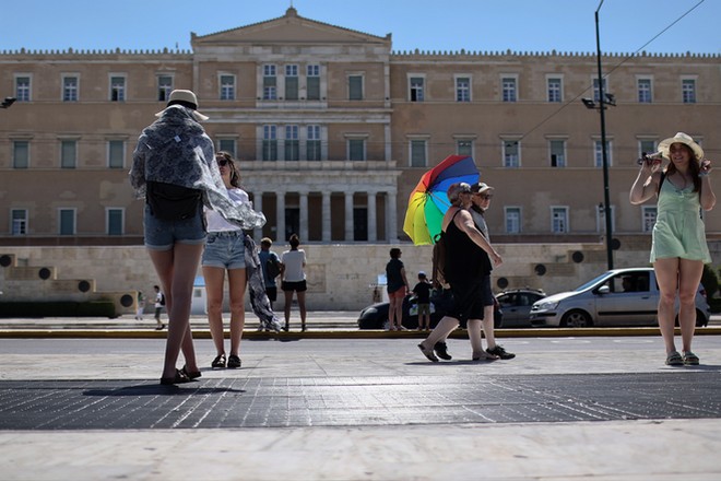 Καιρός: Υψηλές θερμοκρασίες και μελτέμι στο Αιγαίο