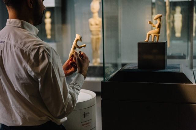 Το Μουσείο Κυκλαδικής Τέχνης κάνει τη διαφορά με μία… Επαφή