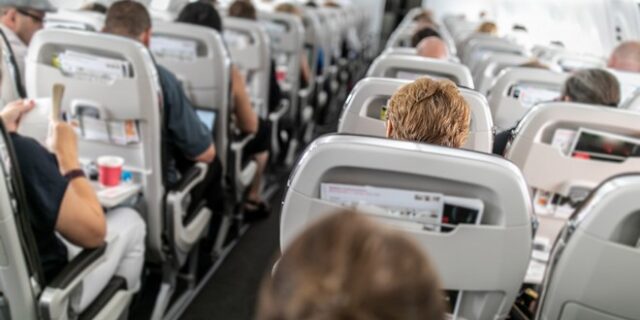 Χαμός σε πτήση προς τη Ρόδο – 59χρονη προκάλεσε φασαρία και συνελήφθη στην Κρήτη