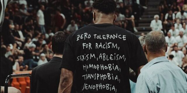 Γιάννης Αντετοκούνμπο: Το αντιρατσιστικό μήνυμα στη μπλούζα του