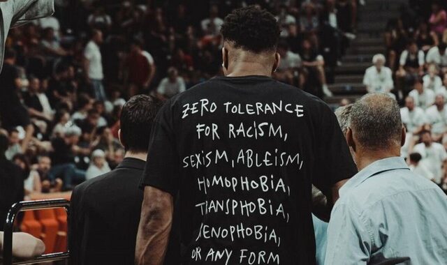 Γιάννης Αντετοκούνμπο: Το αντιρατσιστικό μήνυμα στη μπλούζα του