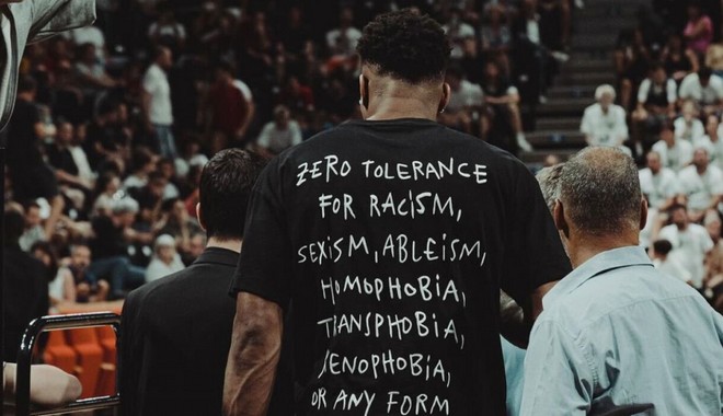 Γιάννης Αντετοκούνμπο: Το αντιρατσιστικό μήνυμα στη μπλούζα του