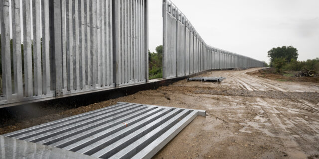 Οι επαναπροωθήσεις που “δε συμβαίνουν” έχουν αρπαγές, ξύλο και κλοπές