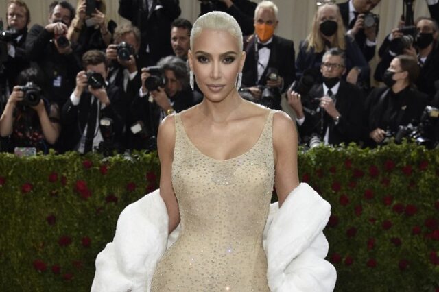 Η Kim Kardashian έκανε ζημιά στο θρυλικό φόρεμα της Marilyn Monroe – Η καταγγελία συλλέκτη