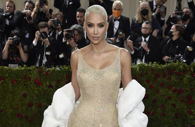 Η Kim Kardashian έκανε ζημιά στο θρυλικό φόρεμα της Marilyn Monroe – Η καταγγελία συλλέκτη
