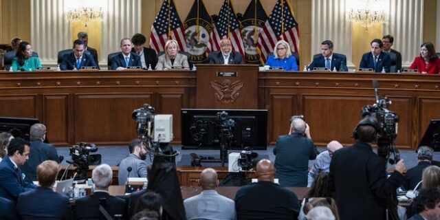 Εισβολή στο Καπιτώλιο: Καταπέλτης η Βουλή κατά του Τραμπ