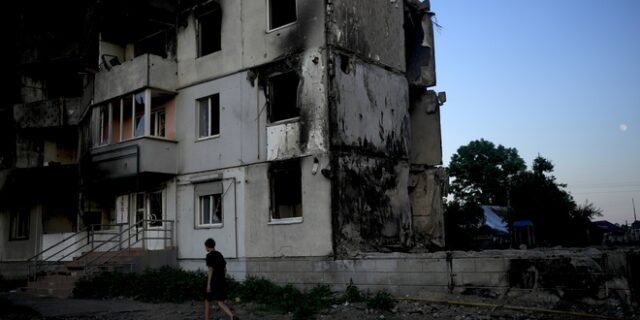Τέσσερις μήνες πολέμου στην Ουκρανία – Ρωσικά στρατεύματα στα όρια της Λισιτσάνσκ