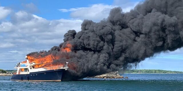 ΗΠΑ: Φωτιά σε θαλαμηγό – Τρεις άνθρωποι και δυο σκυλιά πήδηξαν στη θάλασσα