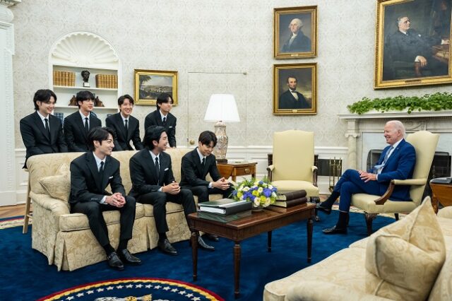 Ο Τζο Μπάιντεν συναντήθηκε με τους BTS στον Λευκό Οίκο
