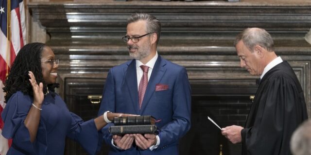 ΗΠΑ: Ανέλαβε καθήκοντα στο Ανώτατο Δικαστήριο η πρώτη μαύρη δικαστής