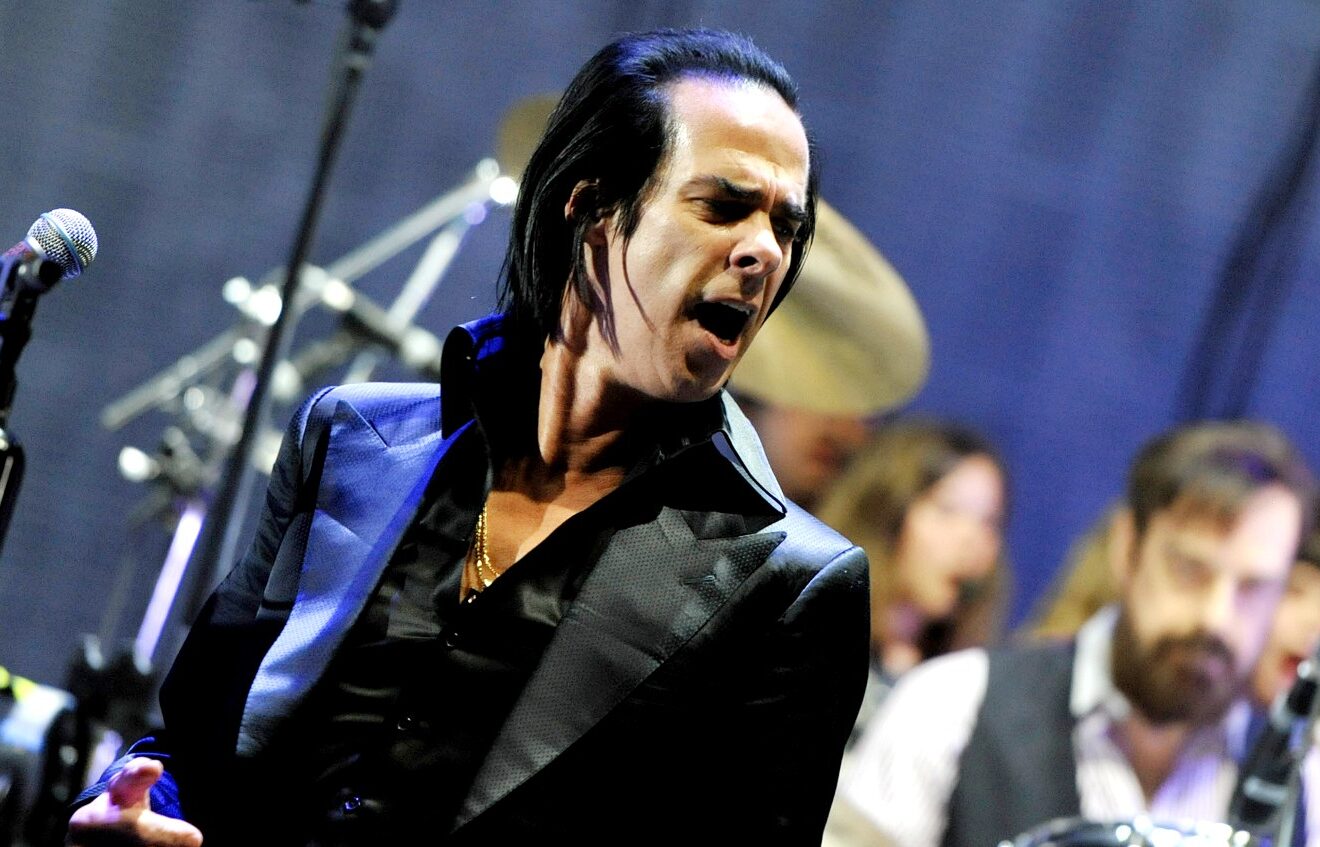 Είδαμε τον “σαρωτικό” Nick Cave στην Πλατεία Νερού και δακρύσαμε μαζί του