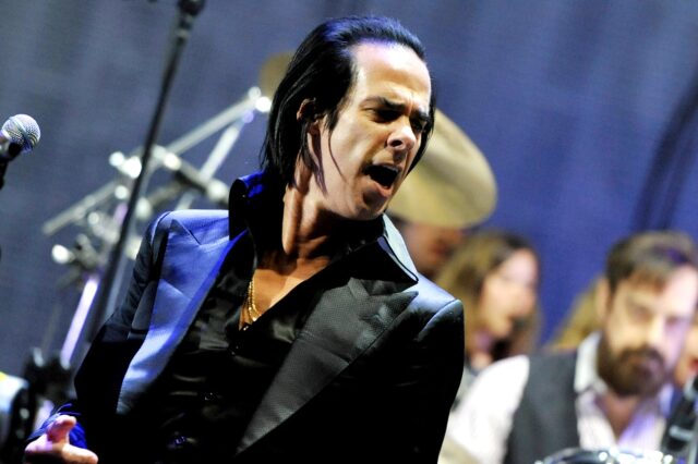 Είδαμε τον “σαρωτικό” Nick Cave στην Πλατεία Νερού και δακρύσαμε μαζί του