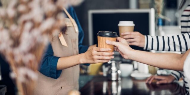 Μειωμένος ΦΠΑ για ακόμα έξι μήνες σε εστίαση και Μέσα Μαζικής Μεταφοράς