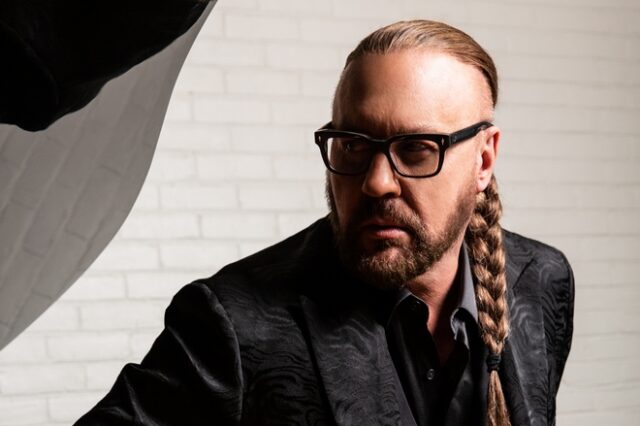 Desmond Child: Είμαστε μια οικογένεια με 2 μπαμπάδες και πάντα οι Έλληνες μάς υποδέχονται με ανοιχτές αγκαλιές