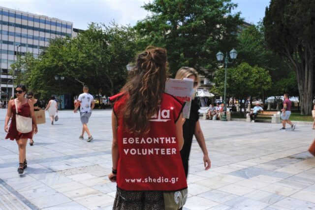 Οι πωλητές της Σχεδίας δεν είναι απλώς κόκκινα γιλέκα που πουλάνε περιοδικά