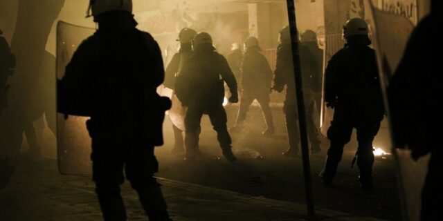 Επεισόδια στα Εξάρχεια – Τραυματίστηκε ελαφρά ένας αστυνομικός