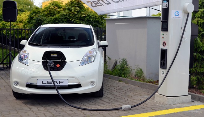 Πώς θα πάρουν οι πολίτες ευκολότερα ηλεκτρικό αυτοκίνητο και… πού θα το φορτίζουν